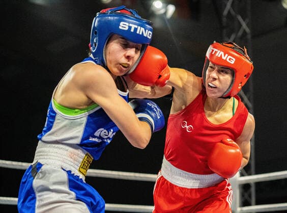 Sport Themen der Woche KW48 Sport Bilder des Tages 2.12.2022, GER, Damen, Boxen, Deutsche Meisterschaft 2022 Elite, Finale Georgiana-Diana Podaru (Hessen, li.) und Nina Radovanovic (Hamburg) Rostock OSPA Arena Mecklenburg-Vorpommern Deutschland *** 2 12 2022, GER, women, boxing, German championship 2022 elite, final Georgiana Diana Podaru Hesse, li and Nina Radovanovic Hamburg Rostock OSPA Arena Mecklenburg Vorpommern Germany