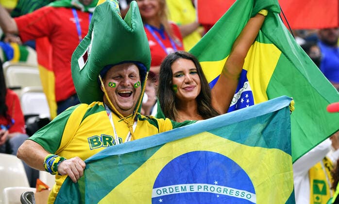 Fussball, Weltmeisterschaft, 2022, Herren, Qatar, Gruppe G, 3. Spieltag, Lusail Iconic Stadium: Kamerun - Brasilien 1:0; Fans Brasilien. Fan, Fans, Fankultur, Begeisterung. FIFA REGULATIONS PROHIBIT ANY USE OF PHOTOGRAPHS AS IMAGE SEQUENCES AND OR QUASI-VIDEO *** Football, World Cup, 2022, Men, Qatar, Group G, Matchday 3, Lusail Iconic Stadium Cameroon Brazil 1 0 Fans Brazil Fan, Fans, Fan Culture, Enthusiasm FIFA REGULATES PROHIBIT ANY USE OF PHOTOGRAPHS AS IMAGE SEQUENCES AND OR QUASI VIDEO