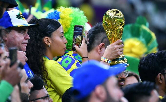 Fussball, Weltmeisterschaft, 2022, Herren, Qatar, Gruppe G, 3. Spieltag, Lusail Iconic Stadium: Kamerun - Brasilien 1:0; Fans Brasilien mit Weltmeister Pokal Attrappe. Fan, Fans, Fankultur, Begeisterung. FIFA REGULATIONS PROHIBIT ANY USE OF PHOTOGRAPHS AS IMAGE SEQUENCES AND OR QUASI-VIDEO *** Football, World Cup, 2022, Men, Qatar, Group G, Matchday 3, Lusail Iconic Stadium Cameroon Brazil 1 0 Fans Brazil with World Cup Trophy Dummy Fan, Fans, Fan Culture, Enthusiasm FIFA REGULATES PROHIBIT ANY USE OF PHOTOGRAPHS AS IMAGE SEQUENCES AND OR QUASI VIDEO