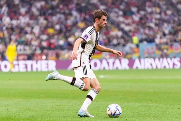 01.12.2022, Fussball Weltmeisterschaft 2022 in Katar, Vorrunde, 3.Spieltag, Costa Rica - Deutschland, Al-Bayt Stadium (Al-Khor), Thomas Müller (Deutschland) am Ball