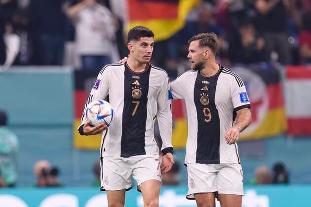 01.12.2022, Fussball Weltmeisterschaft 2022 in Katar, Vorrunde, 3.Spieltag, Costa Rica - Deutschland, Al-Bayt Stadium (Al-Khor), v.li: Kai Havertz (Deutschland) und Niclas Füllkrug (Deutschland) nachdenklich *** 01 12 2022, Football World Cup 2022 in Qatar, preliminary round, 3 matchday, Costa Rica Germany, Al Bayt Stadium Al Khor , f li Kai Havertz Germany and Niclas Füllkrug Germany thoughtful 