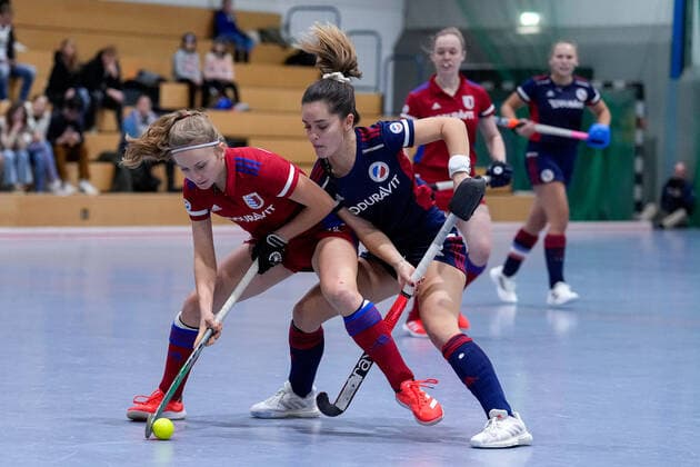 v.li.: Jule Reimold (FHC, 14), Fiona Felber (MHC, 6), Zweikampf, Spielszene, Duell, duel, tackle, tackling, Dynamik, Action, Aktion, 03.12.2022, Mannheim (Deutschland), Hallenhockey, 1. Bundesliga Süd, Damen, Mannheimer HC - Feudenheimer HC