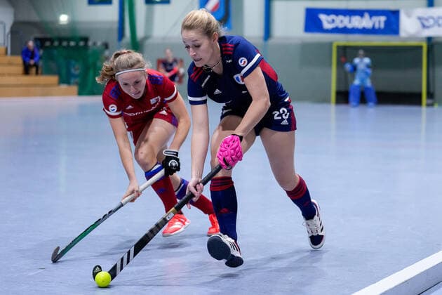 v.li.: Jule Reimold (FHC, 14), Anissa Korth (MHC, 23), Zweikampf, Spielszene, Duell, duel, tackle, tackling, Dynamik, Action, Aktion, 03.12.2022, Mannheim (Deutschland), Hallenhockey, 1. Bundesliga Süd, Damen, Mannheimer HC - Feudenheimer HC