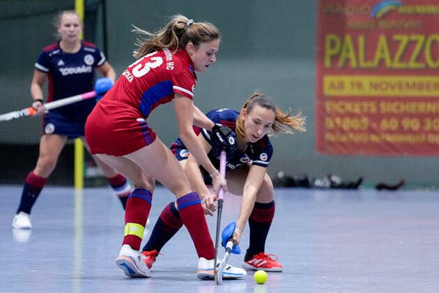 v.li.: Denise Hechler (FHC, 33), Charlotte Gerstenhöfer (MHC, 28), Zweikampf, Spielszene, Duell, duel, tackle, tackling, Dynamik, Action, Aktion, 03.12.2022, Mannheim (Deutschland), Hallenhockey, 1. Bundesliga Süd, Damen, Mannheimer HC - Feudenheimer HC