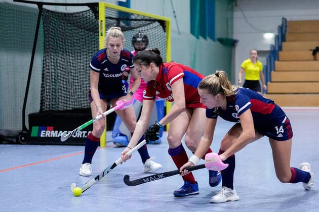 v.li.: Verena Neumann (MHC, 19), Emma Förter (FHC, 21), Aina Lilly Kresken (MHC, 14), Zweikampf, Spielszene, Duell, duel, tackle, tackling, Dynamik, Action, Aktion, 03.12.2022, Mannheim (Deutschland), Hallenhockey, 1. Bundesliga Süd, Damen, Mannheimer HC - Feudenheimer HC