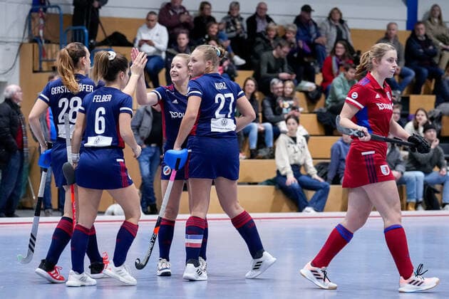 v.li.: Charlotte Gerstenhöfer (MHC, 28), Fiona Felber (MHC, 6), Anissa Korth (MHC, 23), Stine Kurz (MHC, 27), Spielerinnen vom Mannheimer HC (MHC), jubeln über das Tor zum 1:0, Jubel, Torjubel, Torerfolg, celebrate the goal, goal, celebration, Jubel ueber das Tor, optimistisch, Spielszene, Highlight, Action, Aktion, 03.12.2022, Mannheim (Deutschland), Hallenhockey, 1. Bundesliga Süd, Damen, Mannheimer HC - Feudenheimer HC