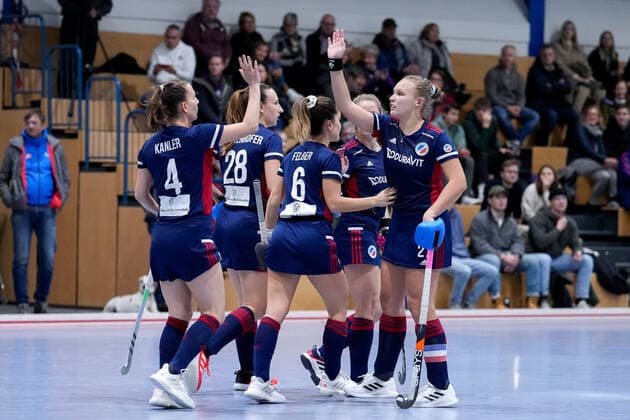 Spielerinnen vom Mannheimer HC (MHC), jubeln über das Tor zum 1:0, Jubel, Torjubel, Torerfolg, celebrate the goal, goal, celebration, Jubel ueber das Tor, optimistisch, Spielszene, Highlight, Action, Aktion, 03.12.2022, Mannheim (Deutschland), Hallenhockey, 1. Bundesliga Süd, Damen, Mannheimer HC - Feudenheimer HC