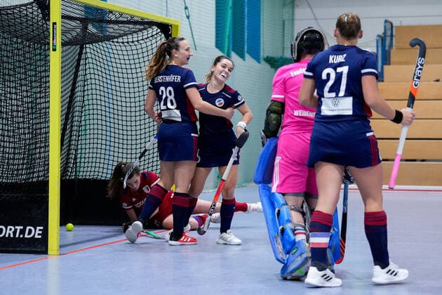 v.li.: Anna Uhlmann (FHC, 68), Charlotte Gerstenhöfer (MHC, 28), Torschützin Fiona Felber (MHC, 6), Leonie Weißenberger (Torwart, Torhüterin, FHC, 7), Stine Kurz (MHC, 27), Spielerinnen vom Mannheimer HC (MHC), jubeln über das Tor zum 2:0, Jubel, Torjubel, Torerfolg, celebrate the goal, goal, celebration, Jubel ueber das Tor, optimistisch, Spielszene, Highlight, Action, Aktion, 03.12.2022, Mannheim (Deutschland), Hallenhockey, 1. Bundesliga Süd, Damen, Mannheimer HC - Feudenheimer HC