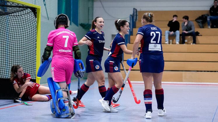 v.li.: Anna Uhlmann (FHC, 68), Leonie Weißenberger (Torwart, Torhüterin, FHC, 7), Charlotte Gerstenhöfer (MHC, 28), Torschützin Fiona Felber (MHC, 6), Stine Kurz (MHC, 27), Spielerinnen vom Mannheimer HC (MHC), jubeln über das Tor zum 2:0, Jubel, Torjubel, Torerfolg, celebrate the goal, goal, celebration, Jubel ueber das Tor, optimistisch, Spielszene, Highlight, Action, Aktion, 03.12.2022, Mannheim (Deutschland), Hallenhockey, 1. Bundesliga Süd, Damen, Mannheimer HC - Feudenheimer HC