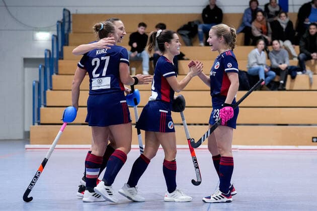 v.li.: Stine Kurz (MHC, 27), Charlotte Gerstenhöfer (MHC, 28), Torschützin Fiona Felber (MHC, 6), Anissa Korth (MHC, 23), Spielerinnen vom Mannheimer HC (MHC), jubeln über das Tor zum 2:0, Jubel, Torjubel, Torerfolg, celebrate the goal, goal, celebration, Jubel ueber das Tor, optimistisch, Spielszene, Highlight, Action, Aktion, 03.12.2022, Mannheim (Deutschland), Hallenhockey, 1. Bundesliga Süd, Damen, Mannheimer HC - Feudenheimer HC