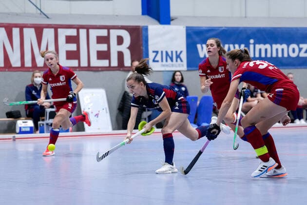 v.li.: Torschützin Nadine Kanler (MHC, 4) erzielt das Tor zum 4:2, Treffer, Torerfolg, Highlight, Action, Aktion, Spielszene, Denise Hechler (FHC, 33) kommt zu spät, 03.12.2022, Mannheim (Deutschland), Hallenhockey, 1. Bundesliga Süd, Damen, Mannheimer HC - Feudenheimer HC