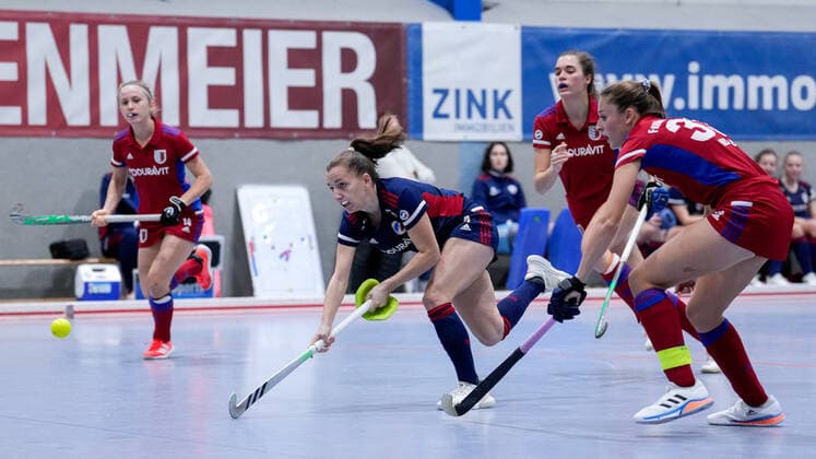v.li.: Torschützin Nadine Kanler (MHC, 4) erzielt das Tor zum 4:2, Treffer, Torerfolg, Highlight, Action, Aktion, Spielszene, Denise Hechler (FHC, 33) kommt zu spät, 03.12.2022, Mannheim (Deutschland), Hallenhockey, 1. Bundesliga Süd, Damen, Mannheimer HC - Feudenheimer HC
