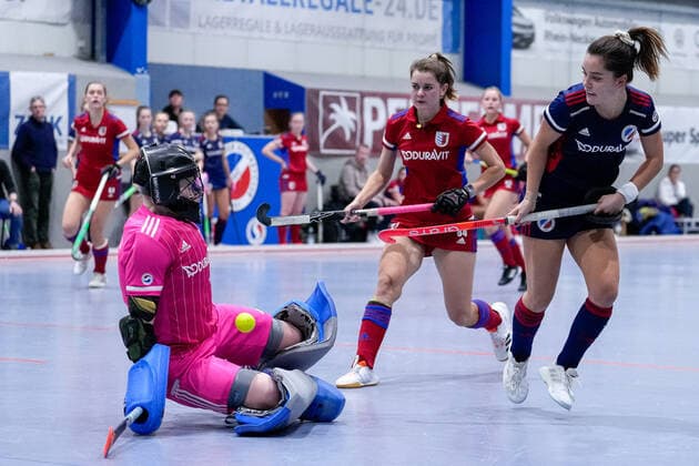 v.li.: Leonie Weißenberger (Torwart, Torhüterin, FHC, 7), Leah Lörsch (FHC, 84), Fiona Felber (MHC, 6), Zweikampf, Spielszene, Duell, duel, tackle, tackling, Dynamik, Action, Aktion, 03.12.2022, Mannheim (Deutschland), Hallenhockey, 1. Bundesliga Süd, Damen, Mannheimer HC - Feudenheimer HC