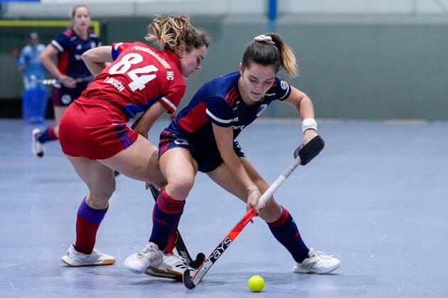v.li.: Leah Lörsch (FHC, 84), Fiona Felber (MHC, 6), Zweikampf, Spielszene, Duell, duel, tackle, tackling, Dynamik, Action, Aktion, 03.12.2022, Mannheim (Deutschland), Hallenhockey, 1. Bundesliga Süd, Damen, Mannheimer HC - Feudenheimer HC