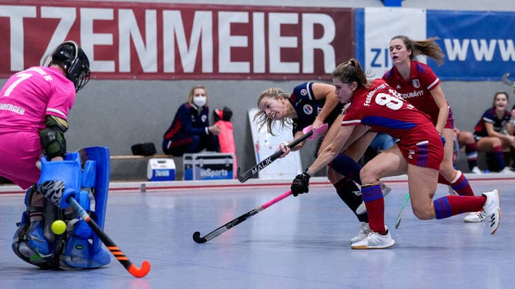 v.li.: Leonie Weißenberger (Torwart, Torhüterin , FHC, 7), Torschützin Aina Lilly Kresken (MHC, 14), Leah Lörsch (FHC, 84), Anna Uhlmann (FHC, 68), erzielt das Tor zum 8:2, Treffer, Torerfolg, Highlight, Action, Aktion, Spielszene, 03.12.2022, Mannheim (Deutschland), Hallenhockey, 1. Bundesliga Süd, Damen, Mannheimer HC - Feudenheimer HC