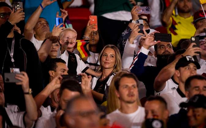 Doha, Qatar. 1st Dec, 2022. Daniela ter Stegen Frau von Torwart Marc-Andre ter Stegen (Deutschland) mit Sohn Costa Rica - Germany Costa Rica - Deutschland World Cup 2022 in Qatar 01.12.2022 Credit: Moritz Müller