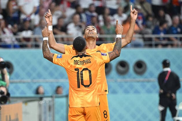 Sport Bilder des Tages Fussball, Herren, Saison 2022 23, WM in Katar, 1. Achtelfinale, Niederlande - USA im Khalifa International Stadium in Ar-Rayyan, v.l. Memphis Depay (Niederlande, 10) und Cody Gakpo (Niederlande, 8) Torjubel, Jubel nach dem Tor zum 1:0 , 03.12. 2022, *** Football, Men, 2022 23 season, World Cup in Qatar, 1 Round of 16, Netherlands USA at Khalifa International Stadium in Ar Rayyan, v l Memphis Depay Netherlands, 10 and Cody Gakpo Netherlands, 8 goal celebration, cheering after scoring 1 0 , 03 12 2022, Copyright: xMatthiasxKochx