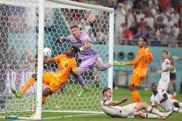 Sport Bilder des Tages 03.12.2022, Khalifa International Stadium, Doha, QAT, WM FIFA 2022, Achtelfinale, Niederlande vs USA, im Bild USA™s forward Haji Wright erzielt das Tor zum 2:1 Doha Khalifa International Stadium Qatar *** 03 12 2022, Khalifa International Stadium, Doha, QAT, World Cup FIFA 2022, Round of 16, Netherlands vs USA, pictured USA™s forward Haji Wright scores the goal to make it 2 1 Doha Khalifa International Stadium Qatar.  eu-images-506