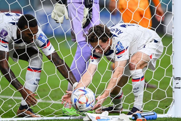 FUSSBALL WM 2022 Achtelfinale Niederlande - USA 03.12.2022 Haji Wright (links) und Brenden Aaronson (rechts beide USA) holen den Ball nach dem Tor zum 2:1 aus dem Netz. *** FOOTBALL World Cup 2022 Round of 16 Netherlands USA 03 12 2022 Haji Wright left and Brenden Aaronson right both USA get the ball out of the net after the goal to 2 1