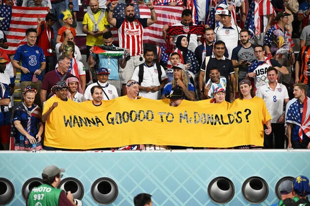 Fussball, Herren, Saison 2022 23, WM in Katar, 1. Achtelfinale, Niederlande - USA im Khalifa International Stadium in Ar-Rayyan, Die Fans von USA , 03.12. 2022, *** Football, Men, 2022 23 season, World Cup in Qatar, 1 Round of 16, Netherlands USA at Khalifa International Stadium in Ar Rayyan, The fans of USA , 03 12 2022, Copyright: xMatthiasxKochx