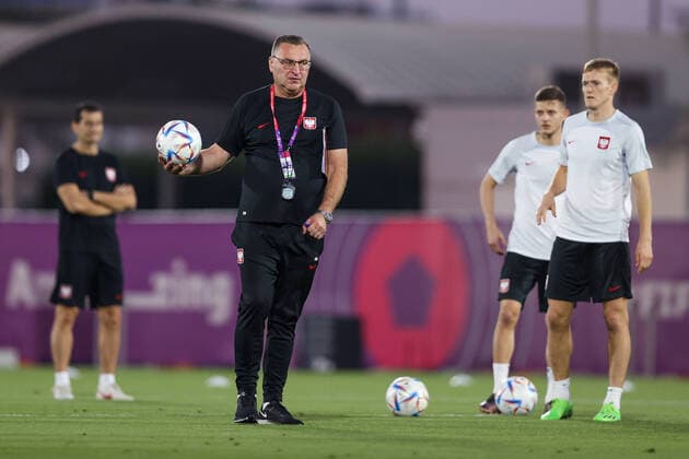 03.12.2022 DOHA, KATAR (DOHA, QATAR) MISTRZOSTWA SWIATA W PILCE NOZNEJ KATAR 2022 ( FIFA World Cup, WM, Weltmeisterschaft, Fussball QUATAR 2022) PILKA NOZNA - KADRA REPREZENTACJA POLSKI, BAZA TRENINGOWA REPREZENTACJI POLSKI OFICJALNY TRENING REPREZENTACJI POLSKI PRZED MECZEM Z FRANCJA W 1 8 FINALU NZ CZESLAW MICHNIEWICZ - TRENER, HEAD COACH, SELEKCJONER REPREZENTACJI POLSKI FOTO LUKASZ GROCHALA CYFRASPORT NEWSPIX.PL --- Newspix.pl POLAND OUT!  20221203CSLG0203