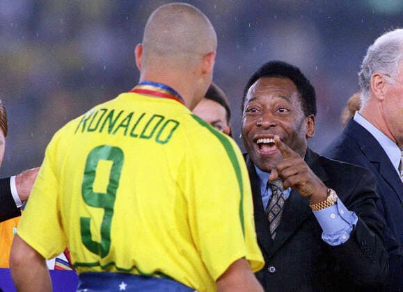 Pele greets Brazil s Goalscorer Ronaldo on the podium. Brazil v Germany. The World Cup Final. Yokohama, Japan, 30 6 02.  DIGITAL FILE ONLY