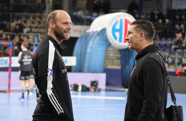 03.12.2022 - Handball - 1. Bundesliga LIQUI MOLY HBL - Saison 2022 2023 - 15. Spieltag: HC Erlangen Metropolregion Nürnberg HCE - Füchse Berlin - DaMa - Olafur Stefansson (Co-Trainer HC Erlangen HCE ) Stefan Kretzschmar ( Vorstand Füchse Berlin ) unterhalten sich