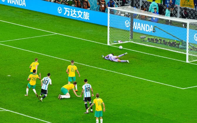Sport Bilder des Tages Mandatory Credit: Photo by Javier Garcia Shutterstock (13645322bb) Lionel Messi of Argentina scores the opening goal 1-0 past Goalkeeper Mat Ryan of Australia Argentina v Australia, FIFA World Cup, WM, Weltmeisterschaft, Fussball 2022, Round of 16, Football, Ahmad Bin Ali Stadium, Ar-Rayyan, Qatar - 03 Dec 2022 Editorial Use Only Argentina v Australia, FIFA World Cup 2022, Round of 16, Football, Ahmad Bin Ali Stadium, Ar-Rayyan, Qatar - 03 Dec 2022 Editorial Use Only  Copyright: xJavierxGarcia Shutterstockx 13645322bb