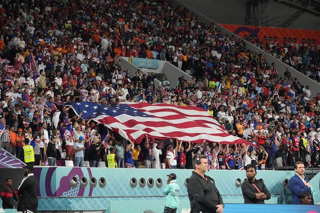 QAT, WM FIFA 2022, Achtelfinale, Niederlande vs USA 03.12.2022, Khalifa International Stadium, Doha, QAT, WM FIFA 2022, Achtelfinale, Niederlande vs USA, im Bild Die Fans der amerikanischen Mannschaft mit grosser Flagge auf der Tribüne.. *** QAT, World Cup FIFA 2022, Round of 16, Netherlands vs USA 03 12 2022, Khalifa International Stadium, Doha, QAT, World Cup FIFA 2022, Round of 16, Netherlands vs USA, in picture The fans of the American team with big flag on the tribune nordphotoxGmbHx xBratic nph00250