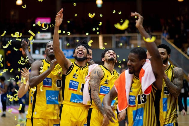 Bilder des Jahres, Sport 12 Dezember Sport Themen der Woche KW48 Sport Bilder des Tages Isaiah Whitehead (MHP Riesen Ludwigsburg, 00), Jhonathan Dunn (MHP Riesen Ludwigsburg, 12), Prentiss Hubb (MHP Riesen Ludwigsburg, 03), Yorman Polas Bartolo (MHP Riesen Ludwigsburg, 13) jubeln ueber Sieg und Einzug in das Final Four, GER, HAKRO Merlins Crailsheim vs. MHP Riesen Ludwigsburg, Basketball Magenta BBL Pokal, Viertelfinale, Spielzeit 2022 2023, 03.12.2022 GER, HAKRO Merlins Crailsheim vs. MHP Riesen Ludwigsburg, Basketball Magenta BBL Pokal, Viertelfinale, Spielzeit 2022 2023, 03.12.2022 Ilshofen *** Isaiah Whitehead MHP Riesen Ludwigsburg, 00 , Jhonathan Dunn MHP Riesen Ludwigsburg, 12 , Prentiss Hubb MHP Riesen Ludwigsburg, 03 , Yorman Polas Bartolo MHP Riesen Ludwigsburg, 13 cheer on victory and entry into Final Four, GER, HAKRO Merlins Crailsheim vs MHP Riesen Ludwigsburg, Basketball Magenta BBL Cup, Quarter Finals, Season 2022 2023, 03 12 2022 GER, HAKRO Merlins Crailsheim vs MHP Riesen Ludwigsburg, Basketball Magenta BBL Cup, Quarter Finals, Season 2022 2023, 03 12 2022 Ilshofen. Copyright: xEibner Memmlerx EP_MMR