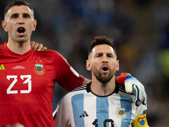 DOHA, QATAR - DECEMBER 03: Argentina goalkeeper Emiliano Martinez and Lionel Messi sign the national anthem before the FIFA World Cup, WM, Weltmeisterschaft, Fussball Qatar 2022 Round of 16 match between Argentina and Australia at Ahmad Bin Ali Stadium on December 3, 2022 in Doha, Qatar. (Photo by Sebastian Frej) WCS  Copyright: xSebastianxFrej