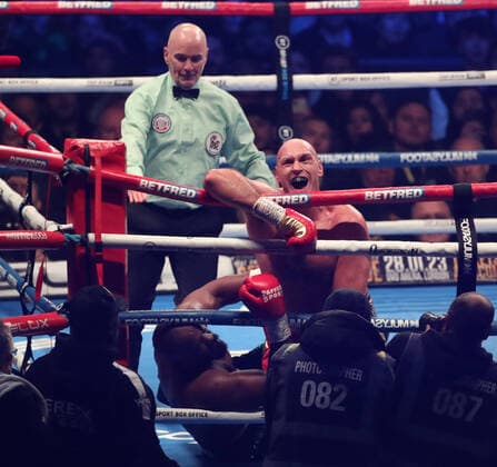 Bilder des Jahres, Sport 12 Dezember Sport Themen der Woche KW48 Sport Bilder des Tages Tyson Fury v Derek Chisora 03 December 2022 London, Heavyweight Boxing - Tyson Fury v Derek Chisora - Fury hangs on to the ropes as Chisora is on the floor. (Photo by Mark Leech). London UK *** Tyson Fury gegen Derek Chisora 03. Dezember 2022 London, Schwergewicht Boxen Tyson Fury gegen Derek Chisora Fury hält sich an den Seilen fest, während Chisora am Boden liegt Foto von Mark Leech London UK  Copyright: xMarkxLeechxOffside