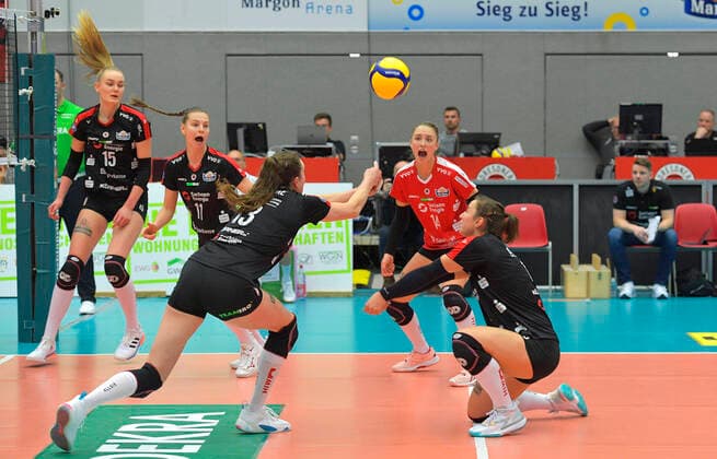 Sport Themen der Woche KW48 Sport Bilder des Tages 3.12.2022, Julia Wesser (DSC) , Kveta Grabovska(DSC), Kayla Haneline (DSC) bei der Annahme, Elisa Lohmann (DSC) und Agnes Pallag (DSC), von links, Volleyball Bundesliga Damen, Dresdner SC - Ladys in Black Aachen 0:3, Dresden Sachsen Deutschland *** 3 12 2022, Julia Wesser DSC , Kveta Grabovska DSC , Kayla Haneline DSC receiving, Elisa Lohmann DSC and Agnes Pallag DSC , from left, Volleyball Bundesliga Damen, Dresdner SC Ladies in Black Aachen 0 3, Dresden Sachsen Germany