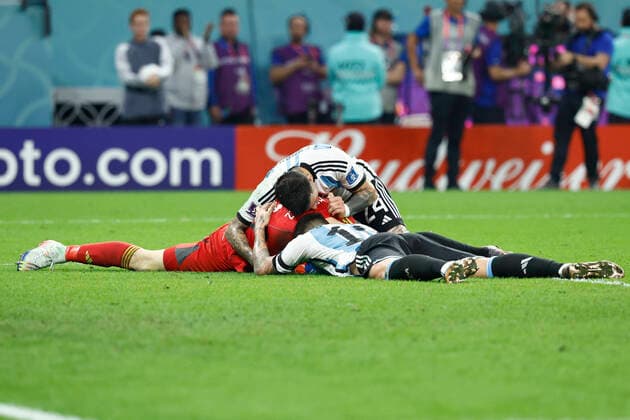 Sport Bilder des Tages Players from Argentina hug Emiliano Martínez (Down) goalkeeper from Argentina during the FIFA World Cup, WM, Weltmeisterschaft, Fussball round 16 soccer match between Argentina vs. Australia at Ahmad bin Ali Stadium in Rayyan, Catar, 03 December 2022. Soccer World Cup 2022: Argentina vs. Australia !ACHTUNG: NUR REDAKTIONELLE NUTZUNG!  Copyright: xRodrigoxJiménezx GR6440 20221203-692f5570b951bb79981605b4b78ffbef0e7af5f3