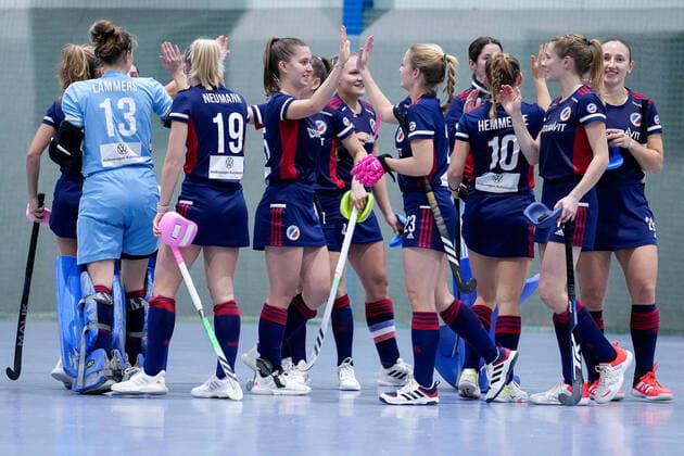 Spielerinnen vom Mannheimer HC (MHC), klatschen sich vor dem Spiel ab, motivieren sich auf die Partie, Motivation, Vorfreude, Zuversicht, zuversichtlich, Aktion, Action, 03.12.2022, Mannheim (Deutschland), Hallenhockey, 1. Bundesliga Süd, Damen, Mannheimer HC - Feudenheimer HC