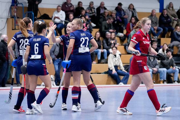 v.li.: Charlotte Gerstenhöfer (MHC, 28), Fiona Felber (MHC, 6), Anissa Korth (MHC, 23), Stine Kurz (MHC, 27), Spielerinnen vom Mannheimer HC (MHC), jubeln über das Tor zum 1:0, Jubel, Torjubel, Torerfolg, celebrate the goal, goal, celebration, Jubel ueber das Tor, optimistisch, Spielszene, Highlight, Action, Aktion, 03.12.2022, Mannheim (Deutschland), Hallenhockey, 1. Bundesliga Süd, Damen, Mannheimer HC - Feudenheimer HC