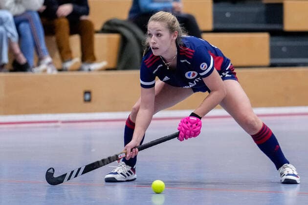 Anissa Korth (MHC, 23), am Ball, Freisteller, Ganzkörper, Einzelbild, Einzelfoto, Aktion, Action, 03.12.2022, Mannheim (Deutschland), Hallenhockey, 1. Bundesliga Süd, Damen, Mannheimer HC - Feudenheimer HC