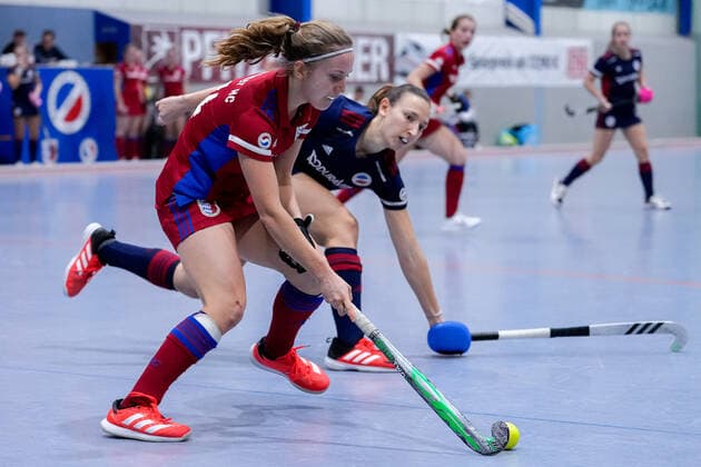 v.li.: Jule Reimold (FHC, 14), Charlotte Gerstenhöfer (MHC, 28), Aktion, Action, Spielszene, 03.12.2022, Mannheim (Deutschland), Hallenhockey, 1. Bundesliga Süd, Damen, Mannheimer HC - Feudenheimer HC