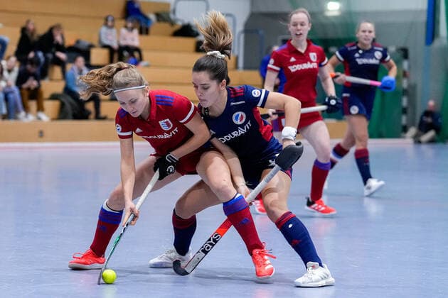 v.li.: Jule Reimold (FHC, 14), Fiona Felber (MHC, 6), Zweikampf, Spielszene, Duell, duel, tackle, tackling, Dynamik, Action, Aktion, 03.12.2022, Mannheim (Deutschland), Hallenhockey, 1. Bundesliga Süd, Damen, Mannheimer HC - Feudenheimer HC
