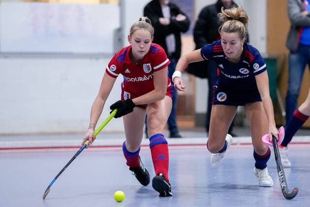 v.li.: Jule Koßwig (FHC, 83), Aina Lilly Kresken (MHC, 14), Zweikampf, Spielszene, Duell, duel, tackle, tackling, Dynamik, Action, Aktion, 03.12.2022, Mannheim (Deutschland), Hallenhockey, 1. Bundesliga Süd, Damen, Mannheimer HC - Feudenheimer HC