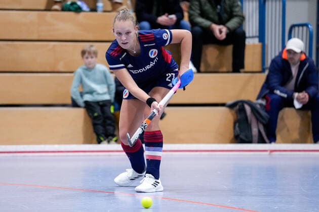 Stine Kurz (MHC, 27), am Ball, Freisteller, Ganzkörper, Einzelbild, Einzelfoto, Aktion, Action, 03.12.2022, Mannheim (Deutschland), Hallenhockey, 1. Bundesliga Süd, Damen, Mannheimer HC - Feudenheimer HC