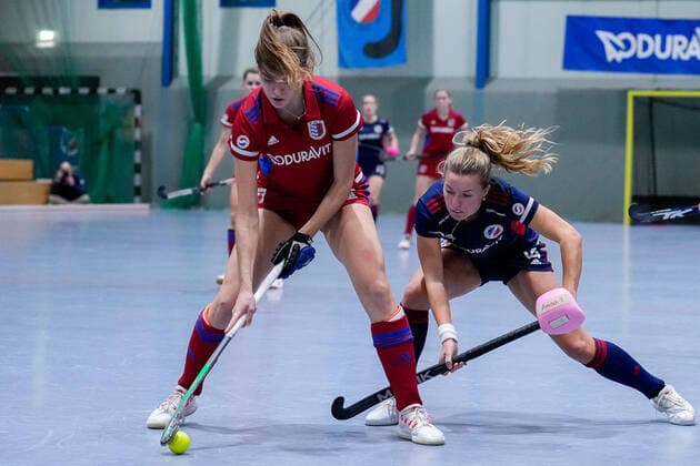 v.li.: Anna Uhlmann (FHC, 68), Aina Lilly Kresken (MHC, 14), Zweikampf, Spielszene, Duell, duel, tackle, tackling, Dynamik, Action, Aktion, 03.12.2022, Mannheim (Deutschland), Hallenhockey, 1. Bundesliga Süd, Damen, Mannheimer HC - Feudenheimer HC