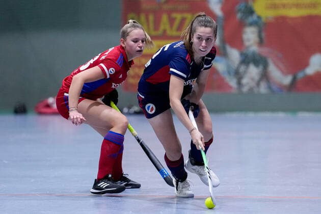 v.li.: Jule Koßwig (FHC, 83), Paulina Niklaus (MHC, 25), Zweikampf, Spielszene, Duell, duel, tackle, tackling, Dynamik, Action, Aktion, 03.12.2022, Mannheim (Deutschland), Hallenhockey, 1. Bundesliga Süd, Damen, Mannheimer HC - Feudenheimer HC