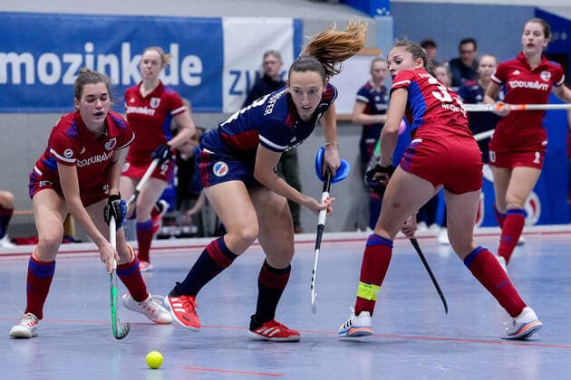 v.li.: Anna Uhlmann (FHC, 68), Charlotte Gerstenhöfer (MHC, 28), Denise Hechler (FHC, 33), Zweikampf, Spielszene, Duell, duel, tackle, tackling, Dynamik, Action, Aktion, 03.12.2022, Mannheim (Deutschland), Hallenhockey, 1. Bundesliga Süd, Damen, Mannheimer HC - Feudenheimer HC