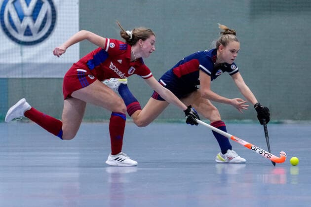 v.li.: Franziska Frey (FHC, 9), Julia Hemmerle (MHC, 10), Zweikampf, Spielszene, Duell, duel, tackle, tackling, Dynamik, Action, Aktion, 03.12.2022, Mannheim (Deutschland), Hallenhockey, 1. Bundesliga Süd, Damen, Mannheimer HC - Feudenheimer HC