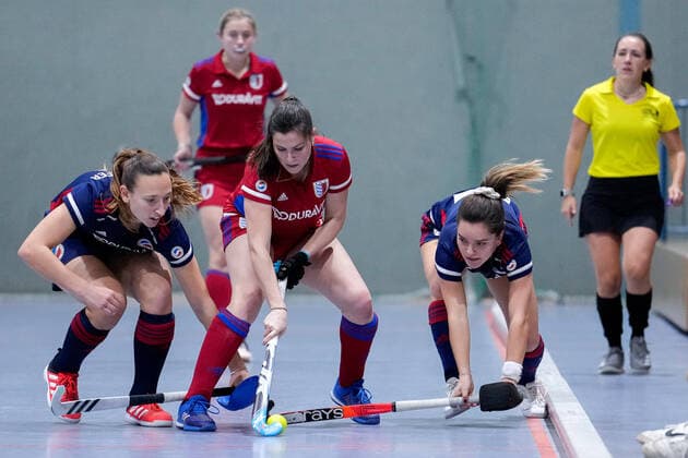 v.li.: Charlotte Gerstenhöfer (MHC, 28), Emma Förter (FHC, 21), Fiona Felber (MHC, 6), Zweikampf, Spielszene, Duell, duel, tackle, tackling, Dynamik, Action, Aktion, 03.12.2022, Mannheim (Deutschland), Hallenhockey, 1. Bundesliga Süd, Damen, Mannheimer HC - Feudenheimer HC