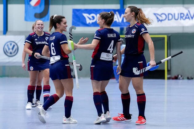 v.li.: Stine Kurz (MHC, 27), Fiona Felber (MHC, 6), Nadine Kanler (MHC, 4), Charlotte Gerstenhöfer (MHC, 28), Spielerinnen vom Mannheimer HC (MHC), jubeln über das Tor zum 7:2, Jubel, Torjubel, Torerfolg, celebrate the goal, goal, celebration, Jubel ueber das Tor, optimistisch, Spielszene, Highlight, Action, Aktion, 03.12.2022, Mannheim (Deutschland), Hallenhockey, 1. Bundesliga Süd, Damen, Mannheimer HC - Feudenheimer HC
