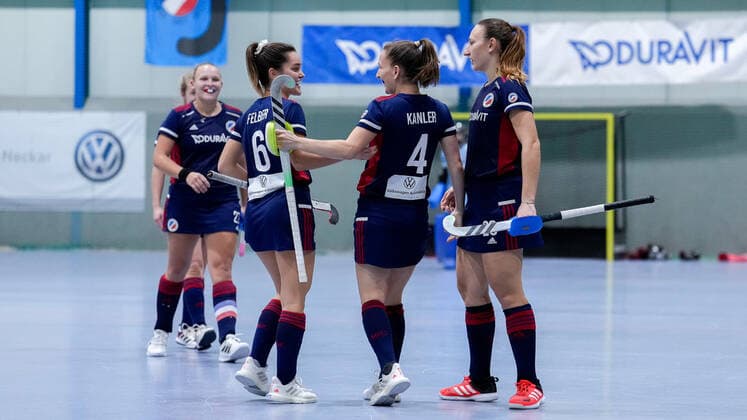 v.li.: Stine Kurz (MHC, 27), Fiona Felber (MHC, 6), Nadine Kanler (MHC, 4), Charlotte Gerstenhöfer (MHC, 28), Spielerinnen vom Mannheimer HC (MHC), jubeln über das Tor zum 7:2, Jubel, Torjubel, Torerfolg, celebrate the goal, goal, celebration, Jubel ueber das Tor, optimistisch, Spielszene, Highlight, Action, Aktion, 03.12.2022, Mannheim (Deutschland), Hallenhockey, 1. Bundesliga Süd, Damen, Mannheimer HC - Feudenheimer HC