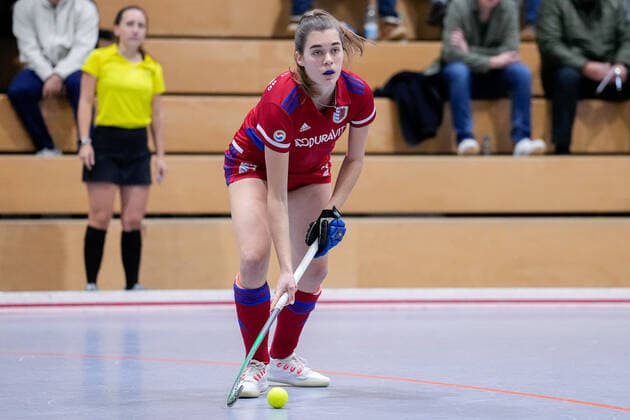 Anna Uhlmann (FHC, 68), am Ball, Freisteller, Ganzkörper, Einzelbild, Einzelfoto, Aktion, Action, 03.12.2022, Mannheim (Deutschland), Hallenhockey, 1. Bundesliga Süd, Damen, Mannheimer HC - Feudenheimer HC