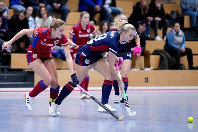 v.li.: Denise Hechler (FHC, 33), Verena Neumann (MHC, 19), Zweikampf, Spielszene, Duell, duel, tackle, tackling, Dynamik, Action, Aktion, 03.12.2022, Mannheim (Deutschland), Hallenhockey, 1. Bundesliga Süd, Damen, Mannheimer HC - Feudenheimer HC